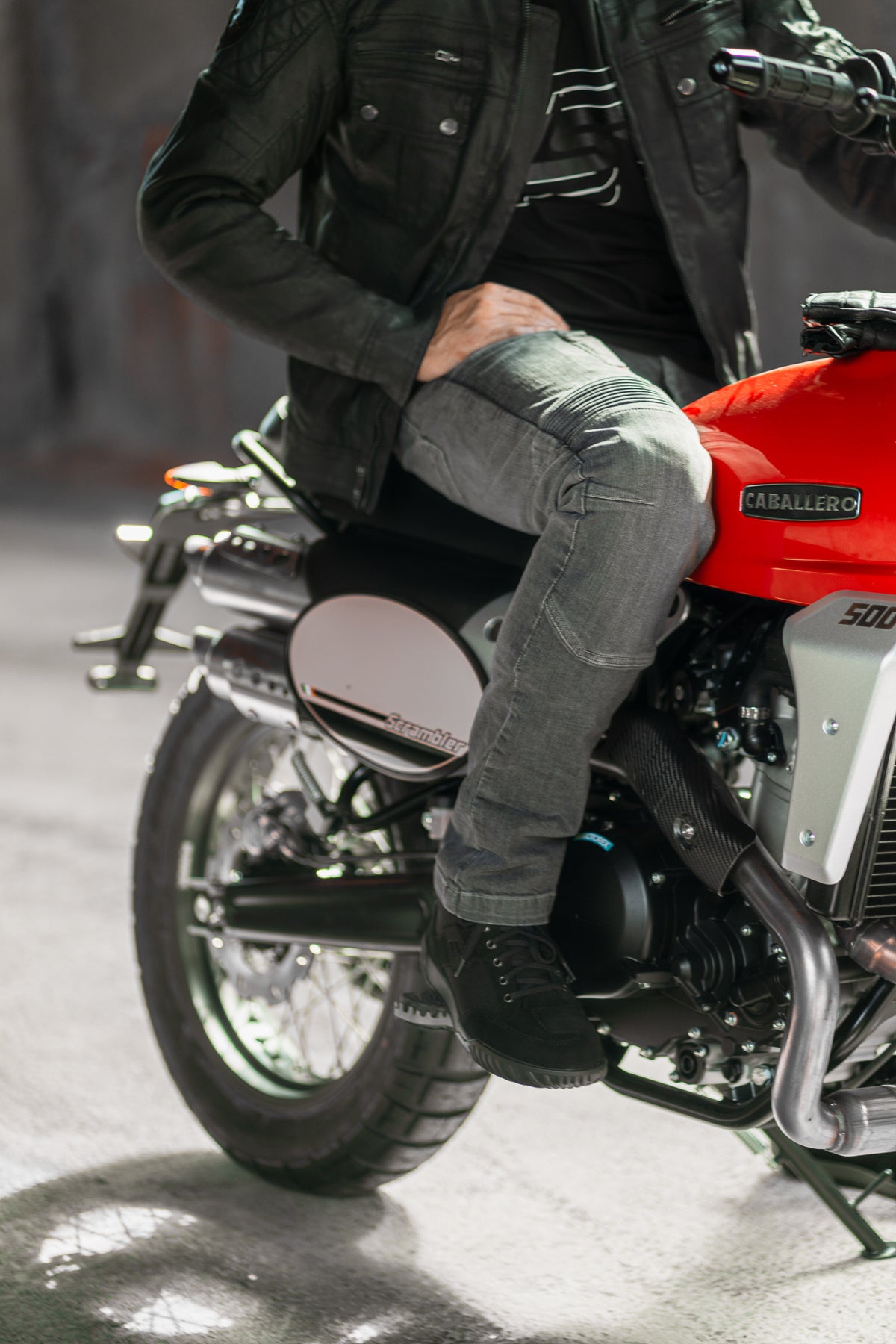 A 3D shape that covers both knee and shin