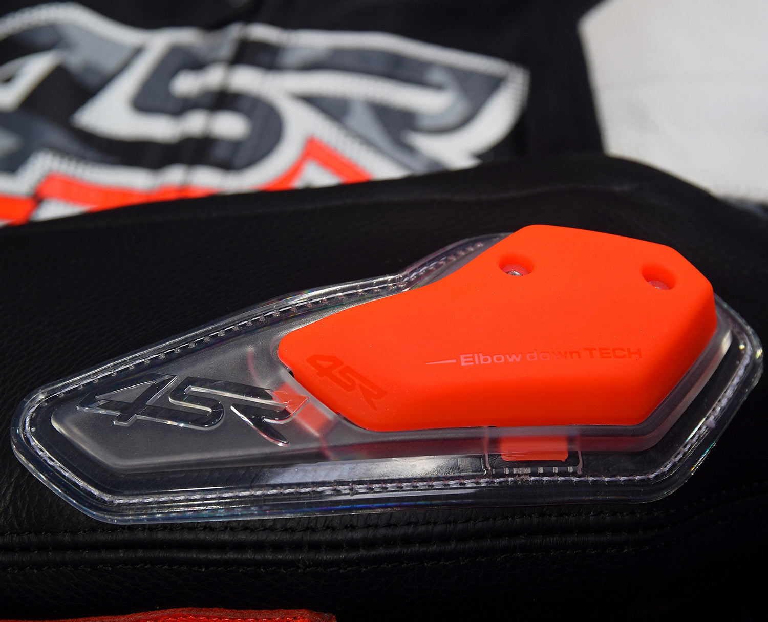 Loketní slidery na motorku 4SR – detail upevnění