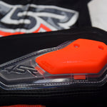 Loketní slidery na motorku 4SR – detail upevnění