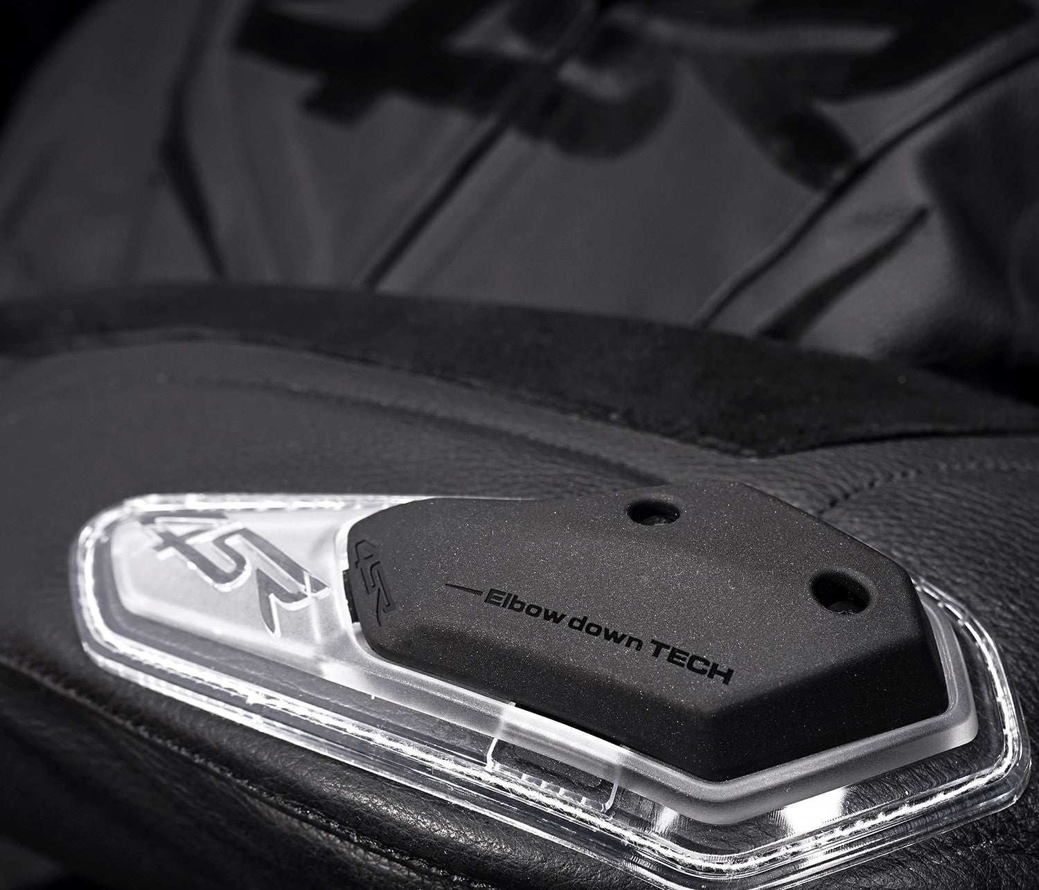 Loketní slidery na motorku 4SR – nasazené na bundě TT Replica
