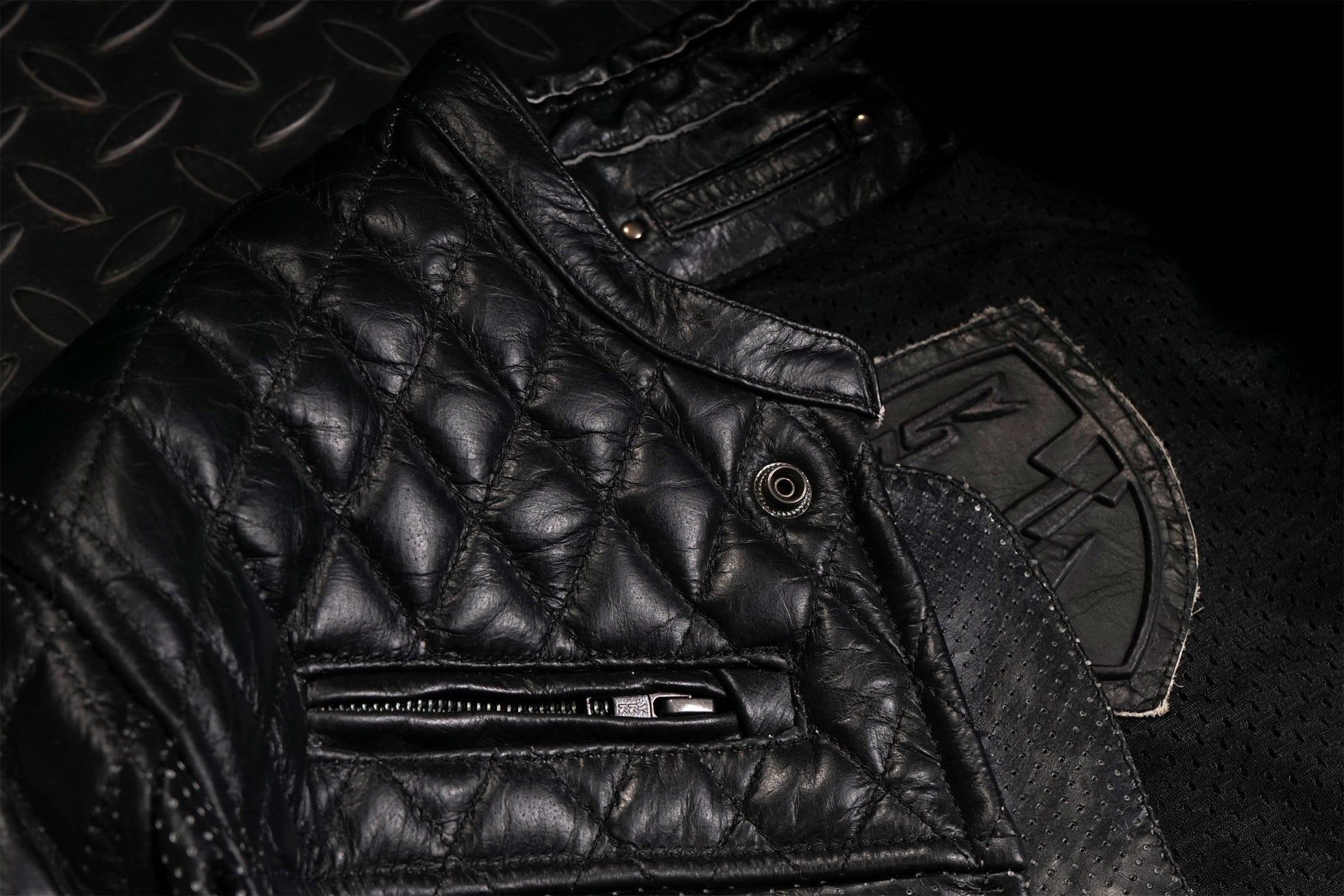 Kožená bunda na motorku 4SR Scrambler Petroleum II – detail materiálu