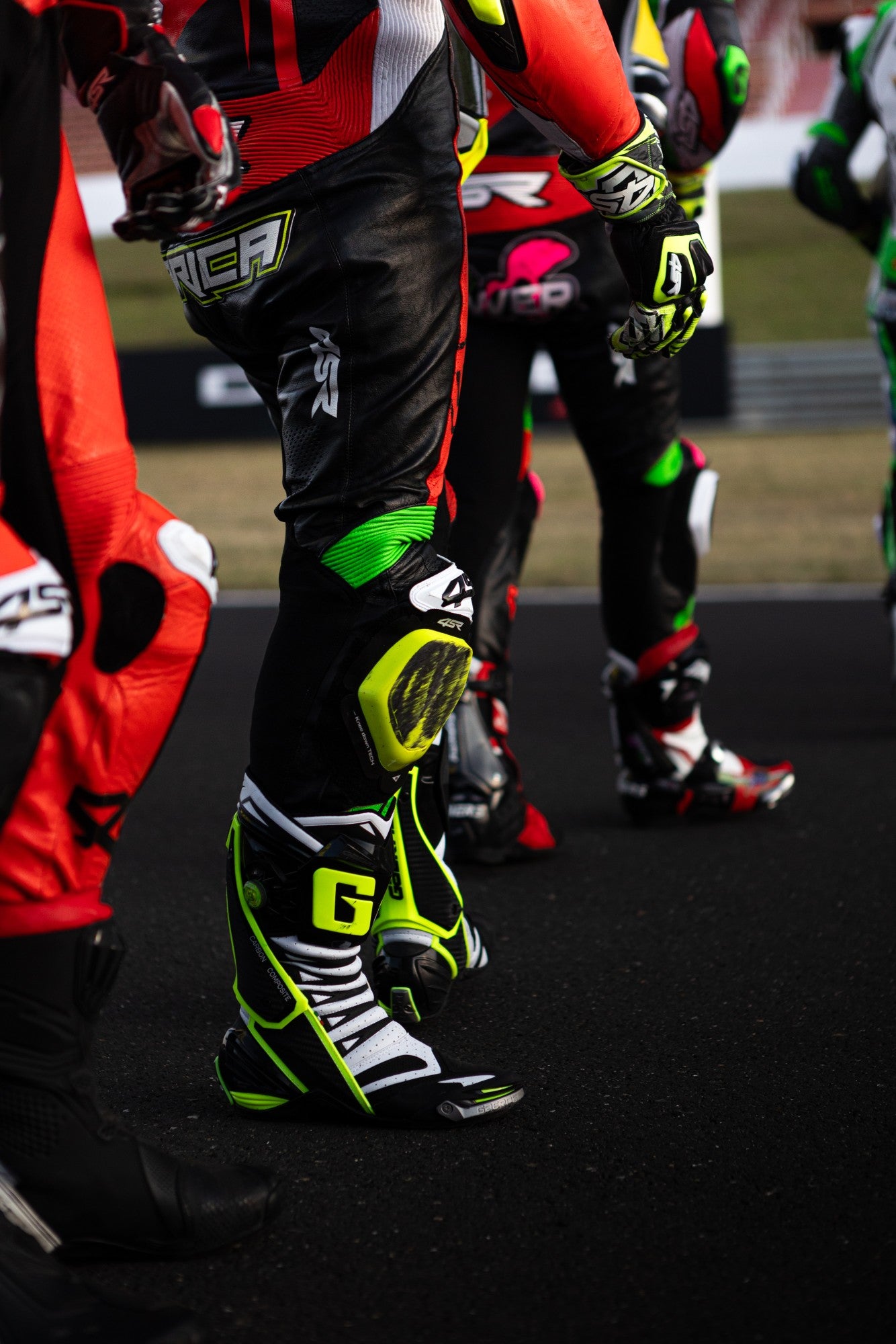 Slidery na motorku 4SR fluo žluté – detail upevnění