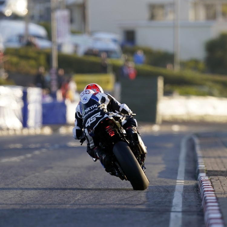 Alastair Seeley #34 in 4SR leathers, North West 200, 2023 4